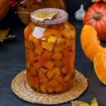 Aprenda a fazer conserva de abóbora caseira: receita prática, aromática e versátil, com dicas de preparo, armazenamento e formas de usar na cozinha.